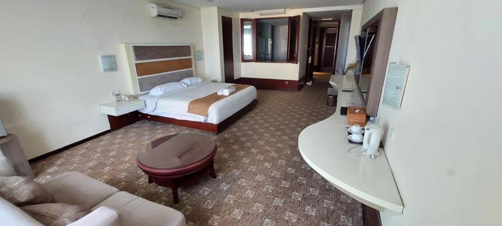 President Executive Club Hotel Cikarang Exterior photo