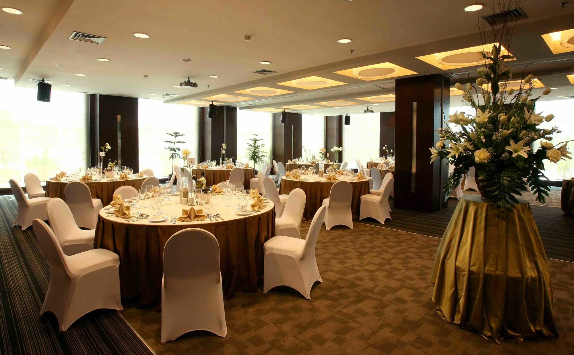 President Executive Club Hotel Cikarang Exterior photo
